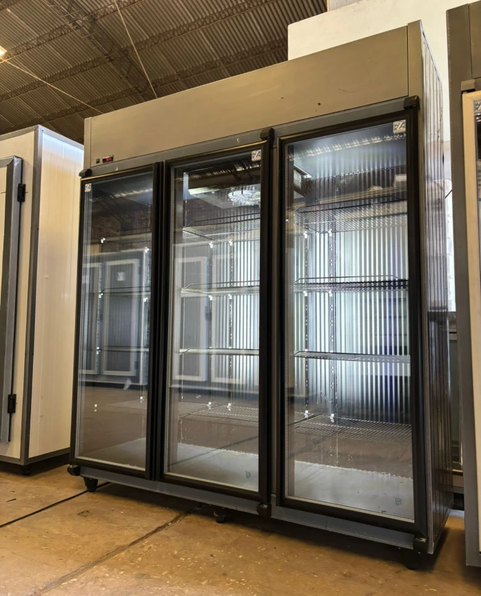 Exhibidora vertical de 3 puertas