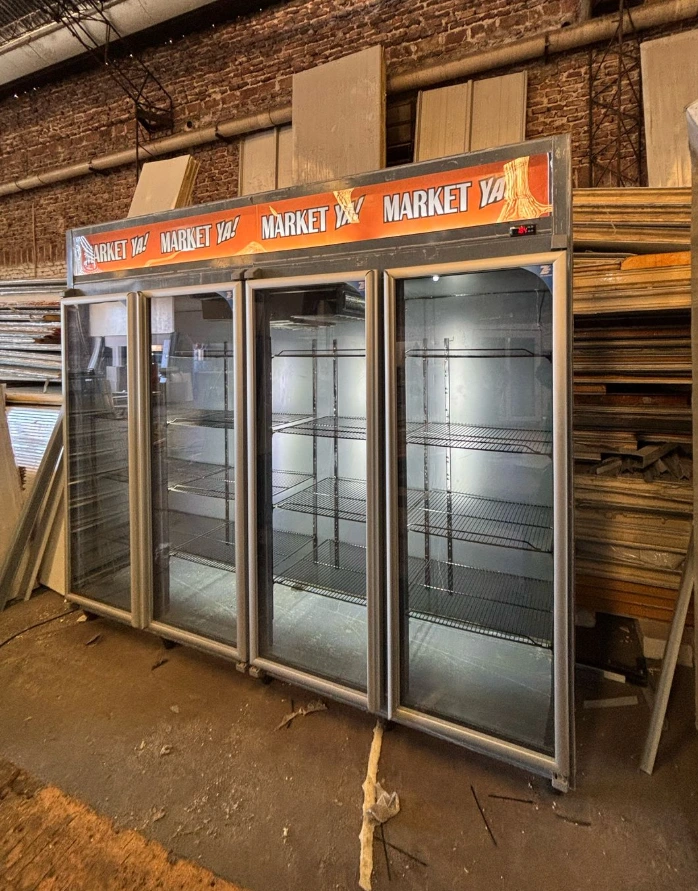 Exhibidora vertical de 4 puertas