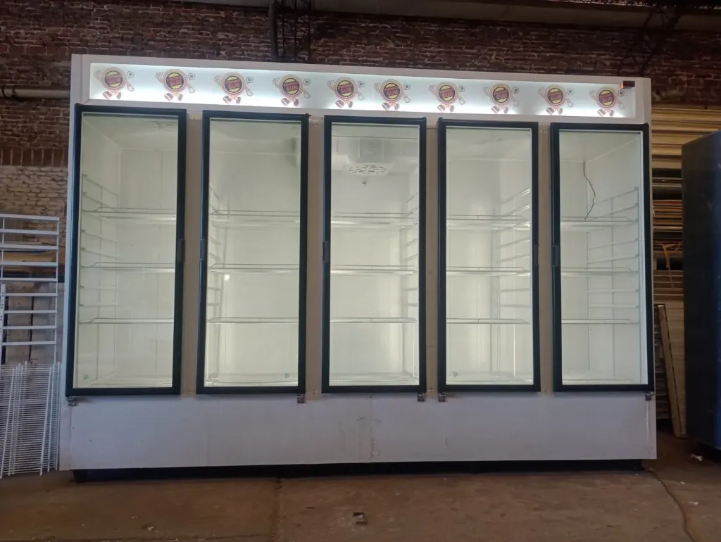 Exhibidora vertical de 5 puertas