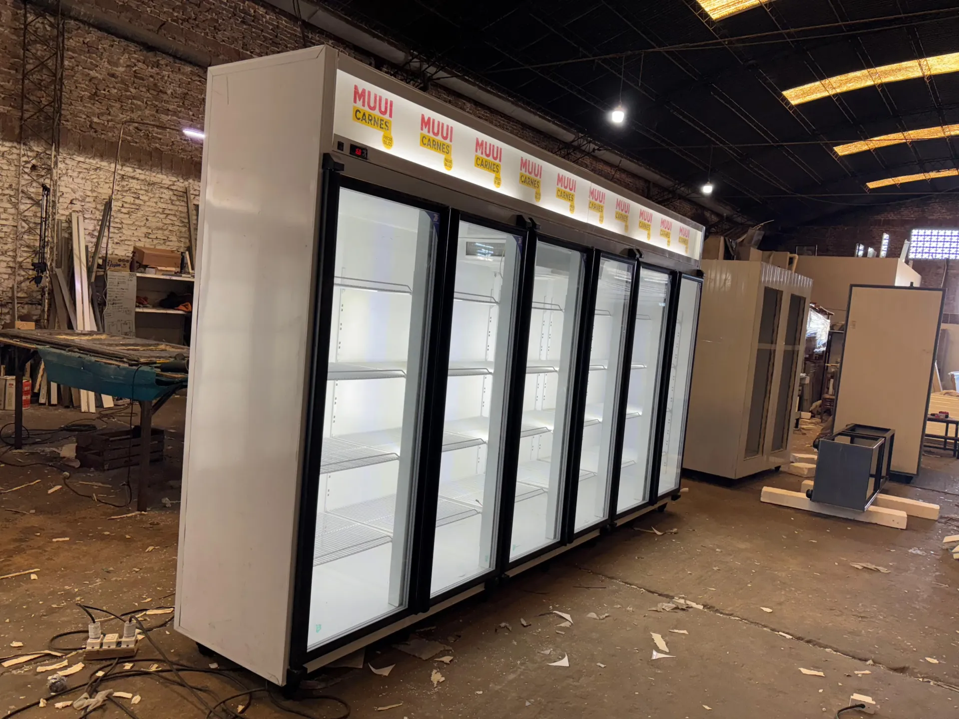 Exhibidora vertical de 6 puertas