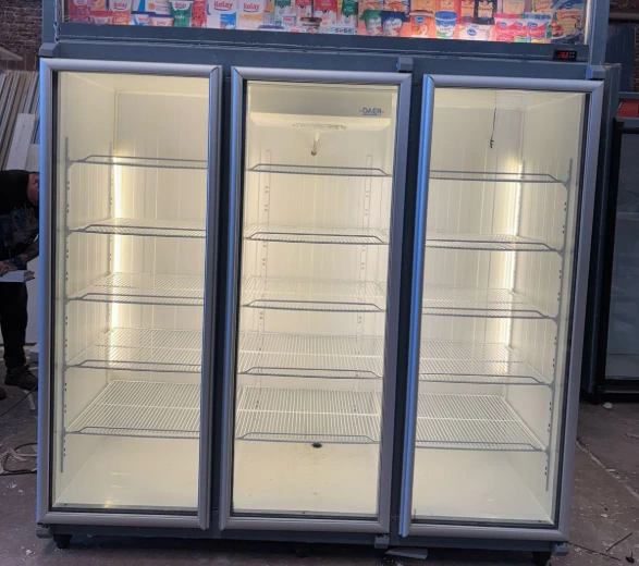 Freezer vertical de 3 puertas